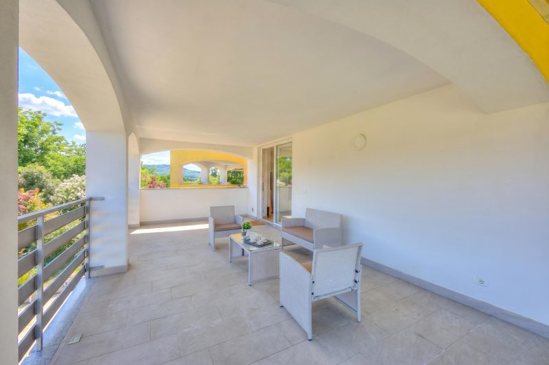 Sunflower Terrace: Duplex for 4, Walk to Lake + Parking
