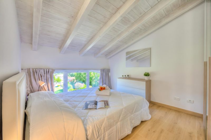 Sunflower Terrace: Duplex for 4, Walk to Lake + Parking