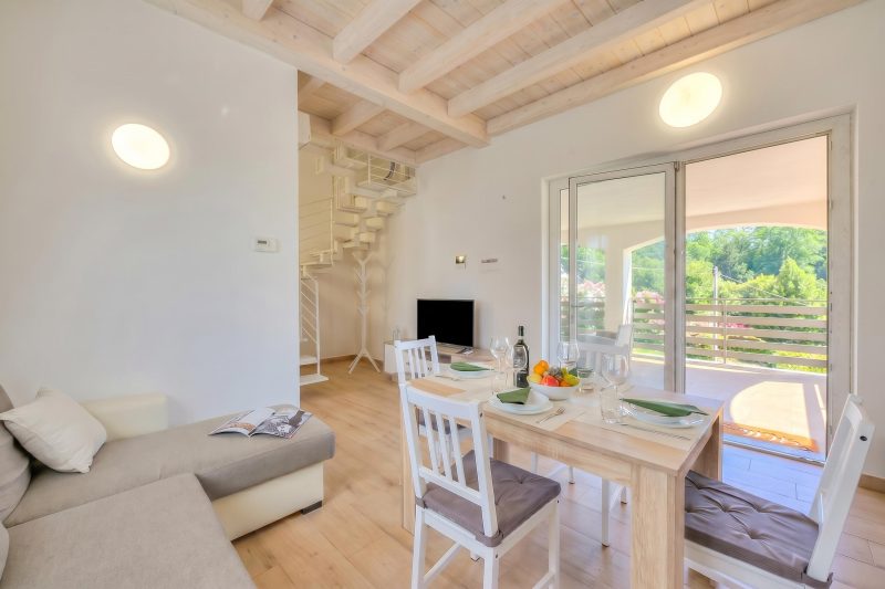 Sunflower Terrace: Duplex for 4, Walk to Lake + Parking