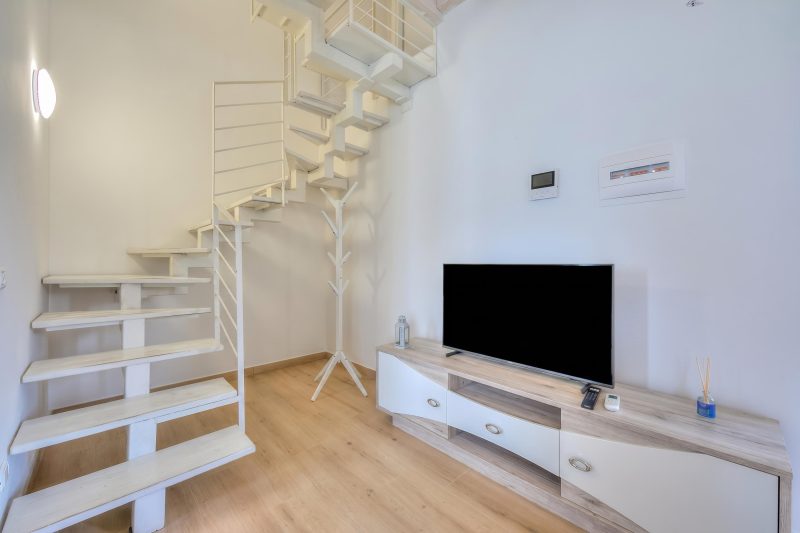 Sunflower Terrace: Duplex for 4, Walk to Lake + Parking