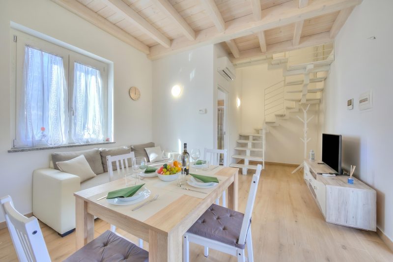 Sunflower Terrace: Duplex for 4, Walk to Lake + Parking