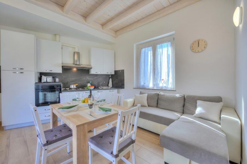 Sunflower Terrace: Duplex for 4, Walk to Lake + Parking