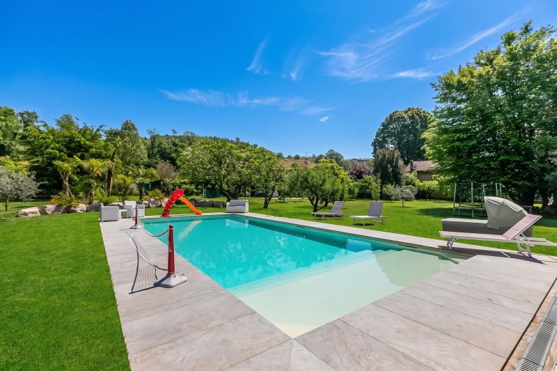 Anita Lake, 2BR Retreat w/ Shared Pool and Gym