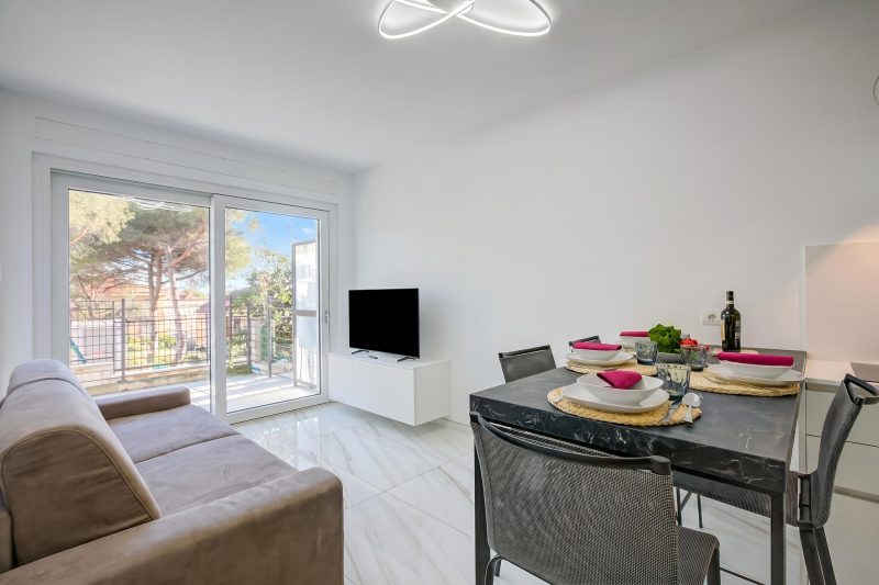 Beachy Vibes- 900m from the beach