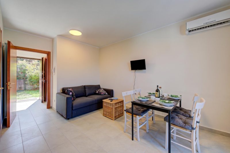 Cottage del Lago: Lake Maggiore Villa with Shared Pool