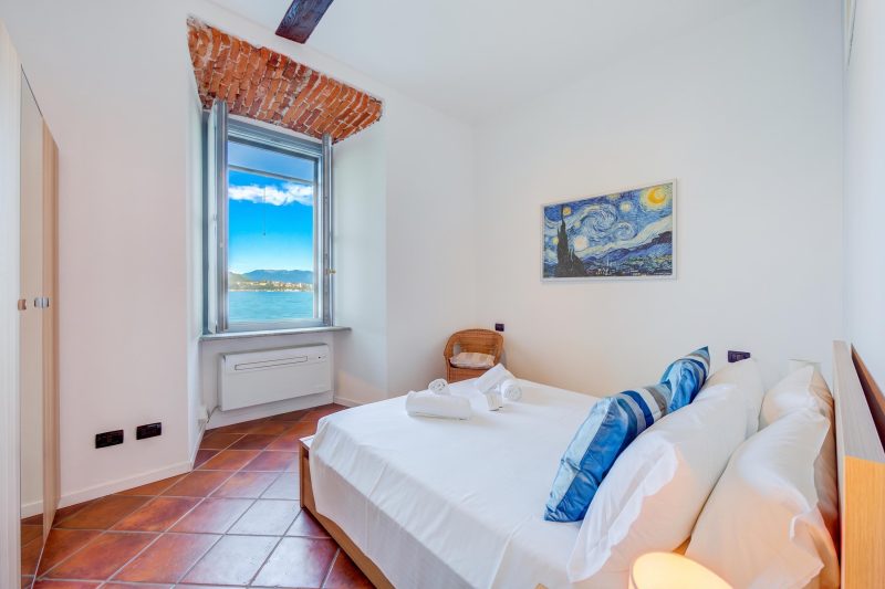 Il Nido Del Cigno, Arona Lakefront Apartment with Terrace and A/C