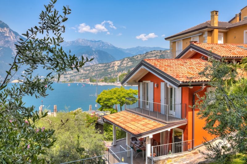 Villa Il Paradiso Di Gabri: Lake-View Villa with Garden