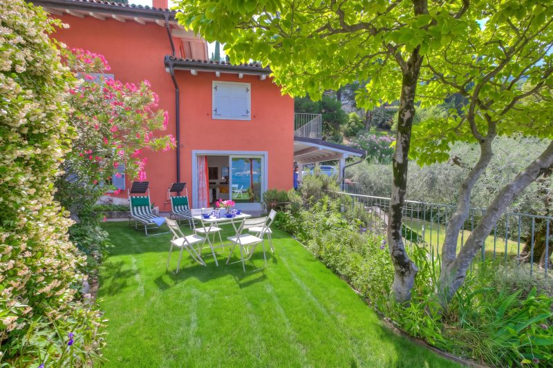 Villa Il Paradiso Di Gabri: Lake-View Villa with Garden