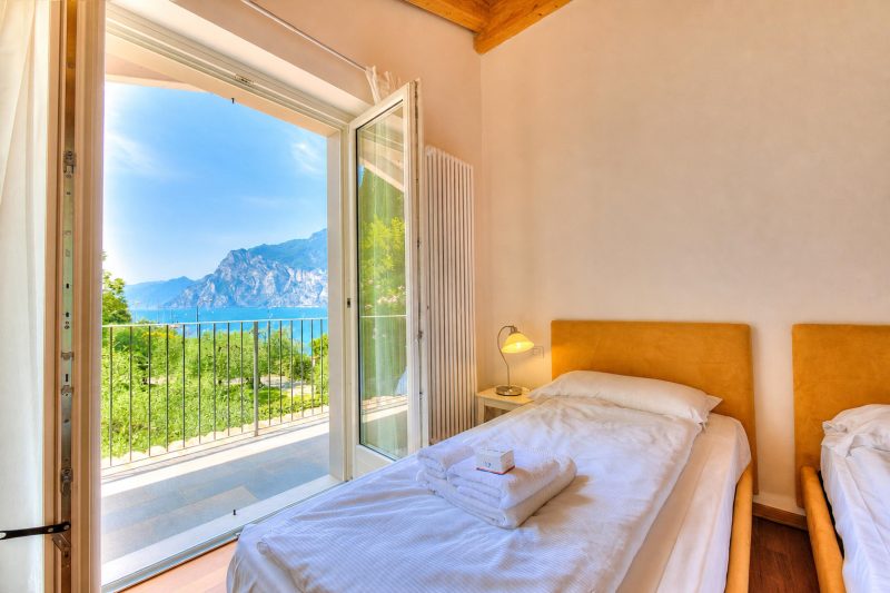 Villa Il Paradiso Di Gabri: Lake-View Villa with Garden
