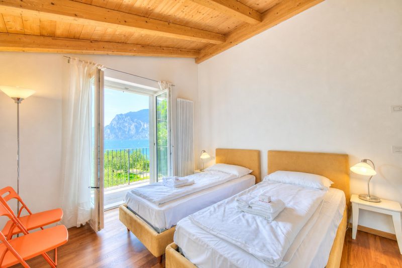 Villa Il Paradiso Di Gabri: Lake-View Villa with Garden