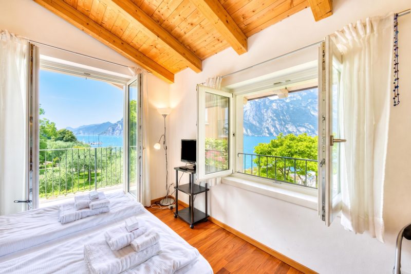 Villa Il Paradiso Di Gabri: Lake-View Villa with Garden