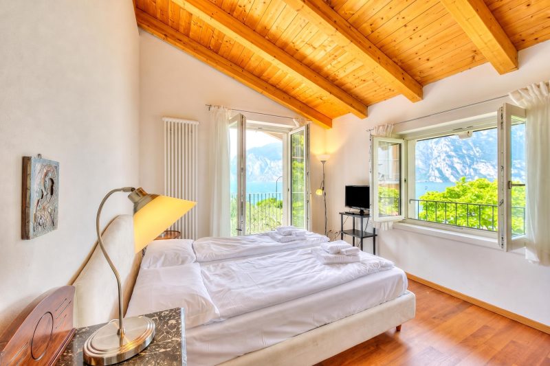 Villa Il Paradiso Di Gabri: Lake-View Villa with Garden