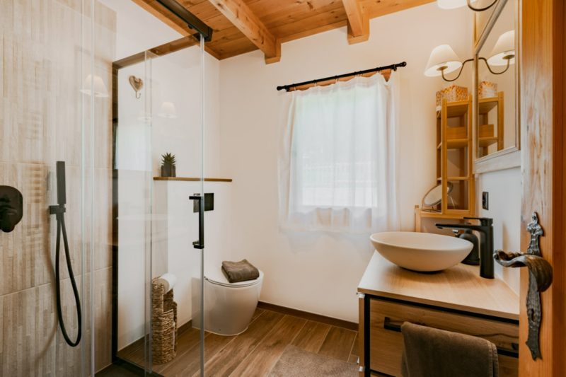 Chalet Soleada with Fireplace and Terrace for 5