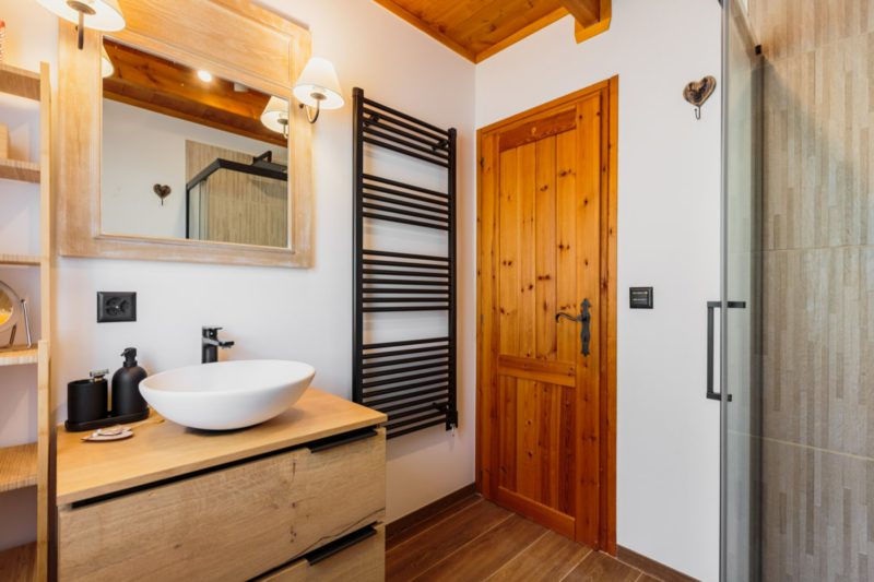 Chalet Soleada with Fireplace and Terrace for 5