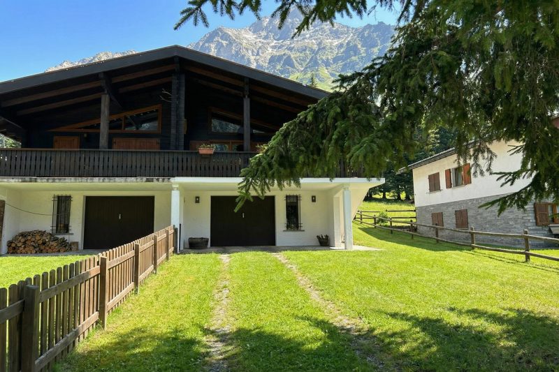 Chalet Soleada with Fireplace and Terrace for 5