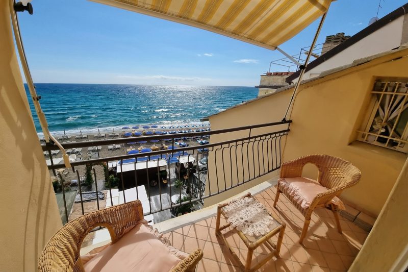 Il Bijou Di Rossella - Beach Front Duplex with Balcony