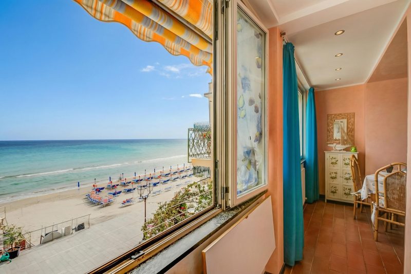 Il Bijou Di Rossella - Beach Front Duplex with Balcony