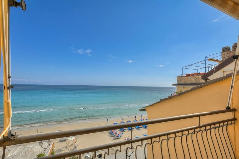 Il Bijou Di Rossella - Beach Front Duplex with Balcony
