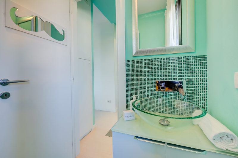 Green Tiffany Apartment: Pool, Tennis, Balcony