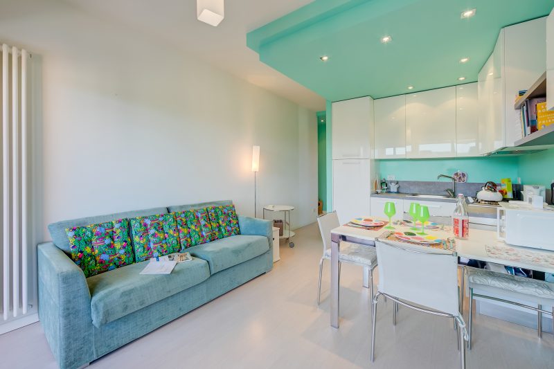 Green Tiffany Apartment: Pool, Tennis, Balcony