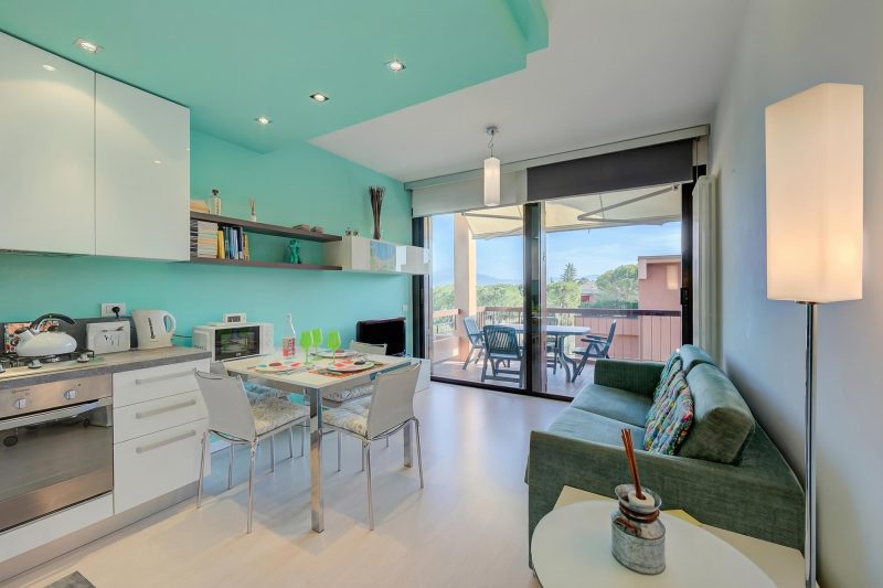 Green Tiffany Apartment: Pool, Tennis, Balcony