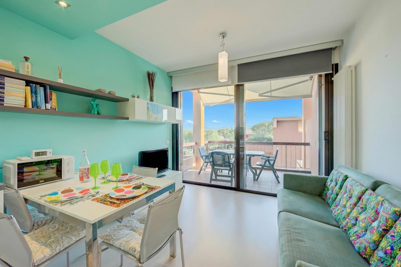 Green Tiffany Apartment: Pool, Tennis, Balcony