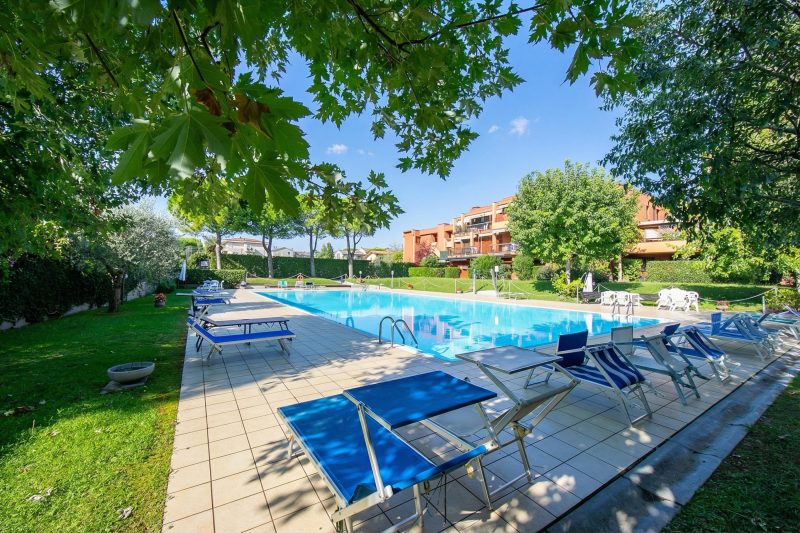 Green Tiffany Apartment: Pool, Tennis, Balcony