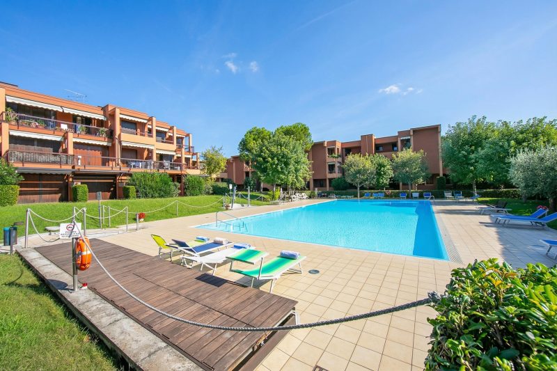 Green Tiffany Apartment: Pool, Tennis, Balcony