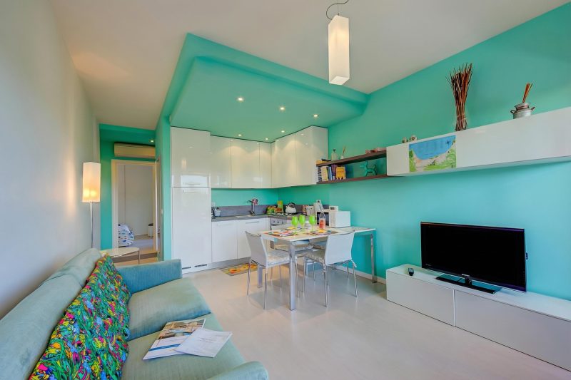 Green Tiffany Apartment: Pool, Tennis, Balcony