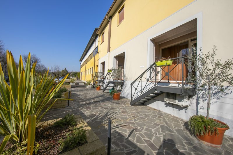 Yellow Apartment Desenzano With Smart TV, AC + WIFI