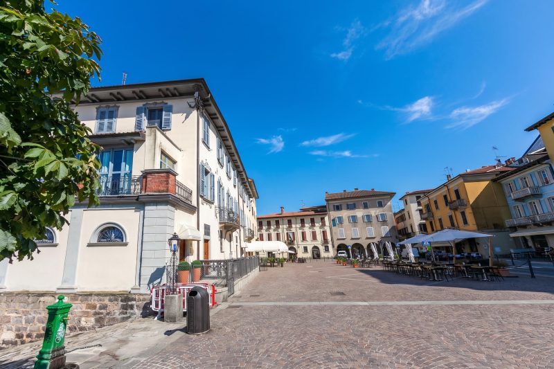 Il Nido Del Cigno, Arona Lakefront Apartment with Terrace and A/C