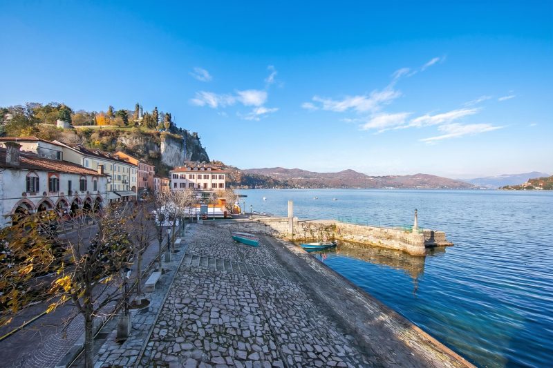 Stella Del Lago Pied Dans L'Eau in Arona