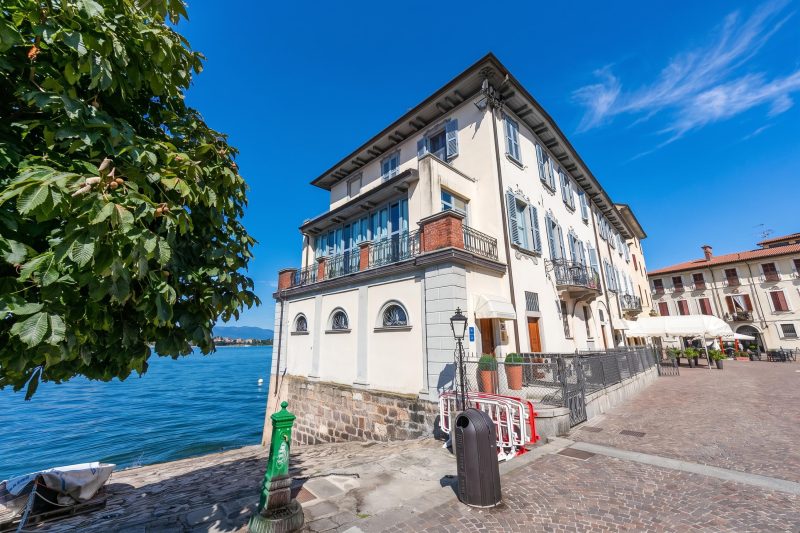 Il Nido Del Cigno, Arona Lakefront Apartment with Terrace and A/C