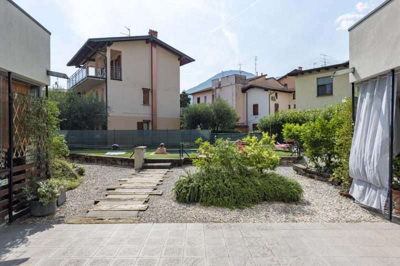 Rosy House 100m from lake & Shared Pool