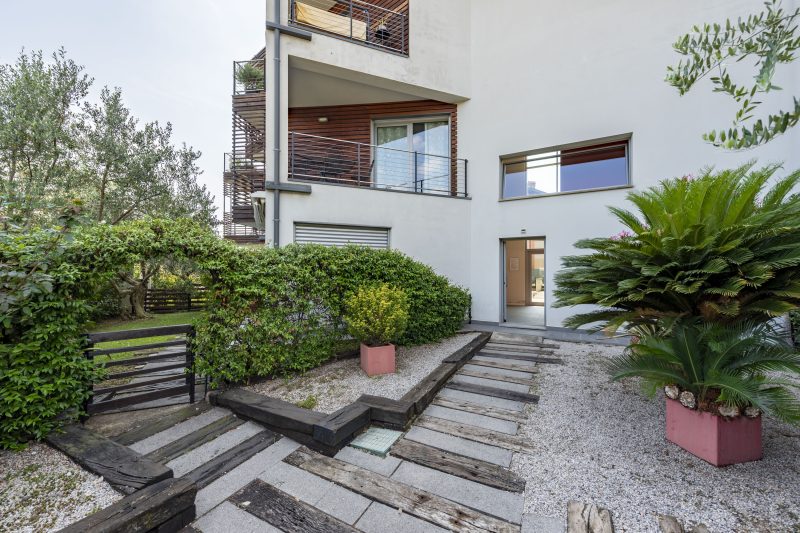 Rosy House 100m from lake & Shared Pool