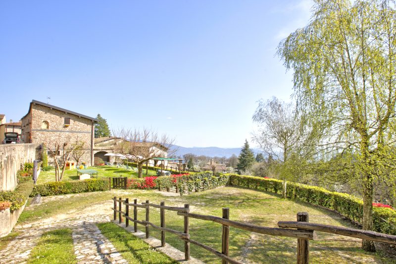 Liano Rosa-view lake & parking