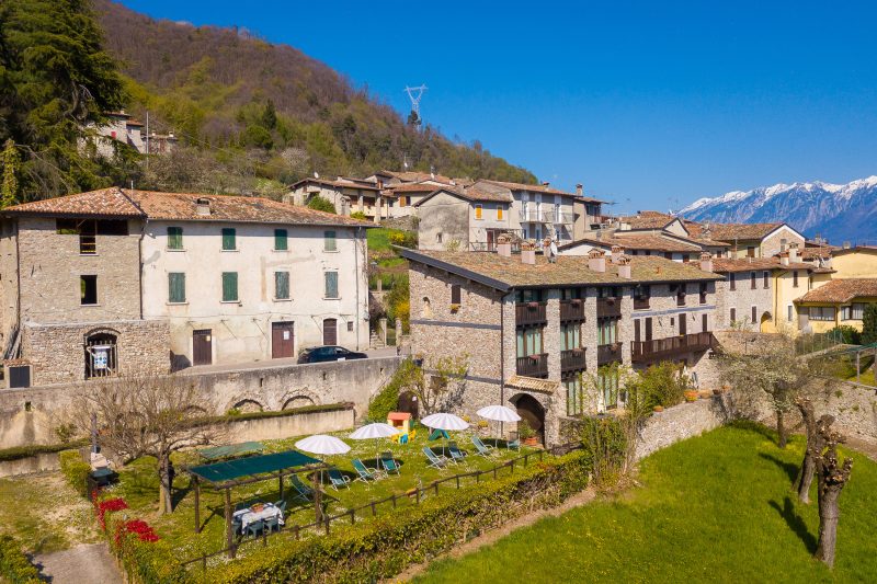 Liano Rosa-view lake & parking