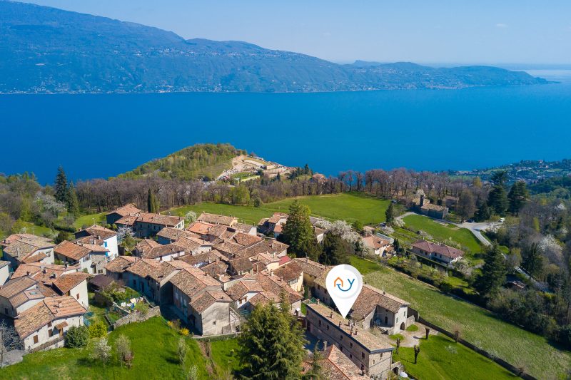Liano Rosa-view lake & parking