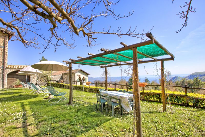 Liano Violetta -view lake & parking