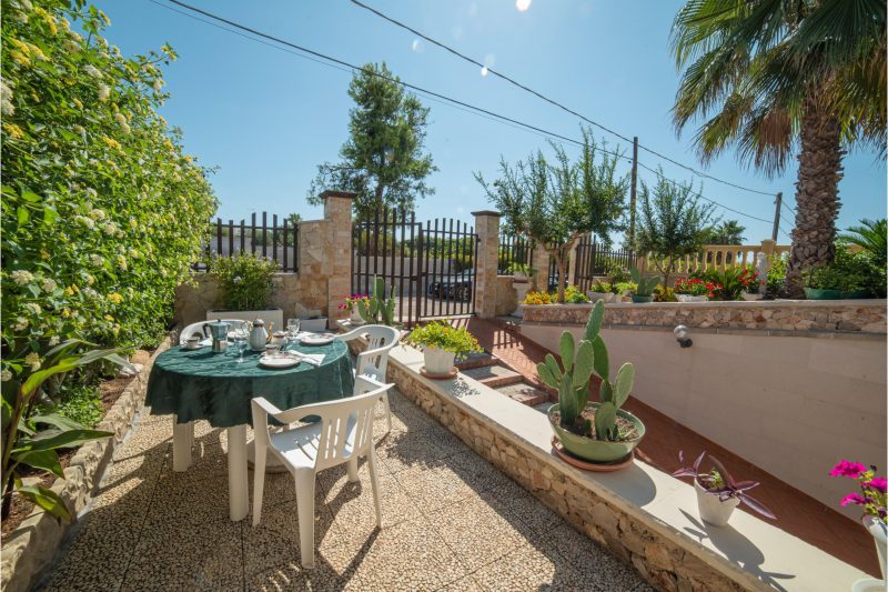 Villa Calò 1 with Garden, 200 meters from Sea