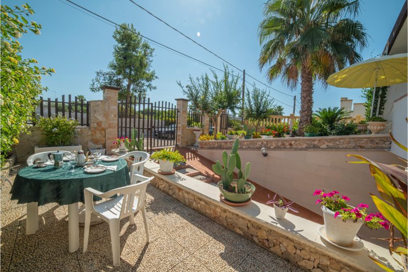 Villa Calò 1 with Garden, 200 meters from Sea
