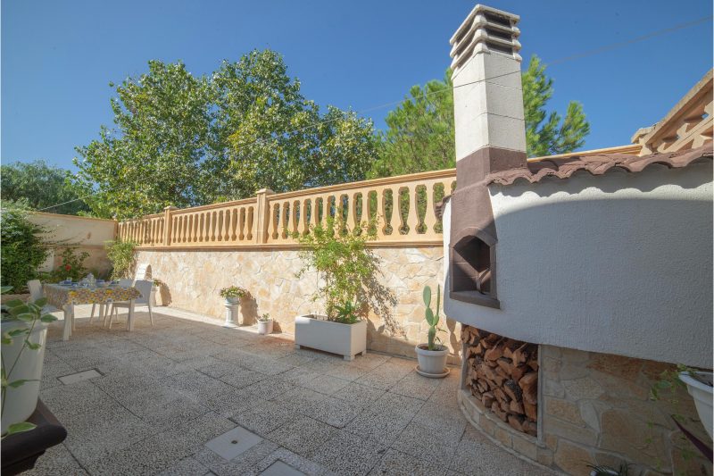 Villa Calò 2 with Garden, 200 meters from Sea