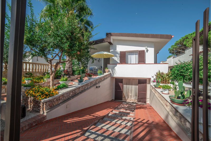 Villa Calò 2 with Garden, 200 meters from Sea