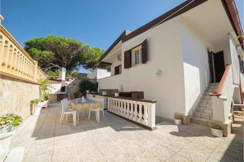 Villa Calò 2 with Garden, 200 meters from Sea