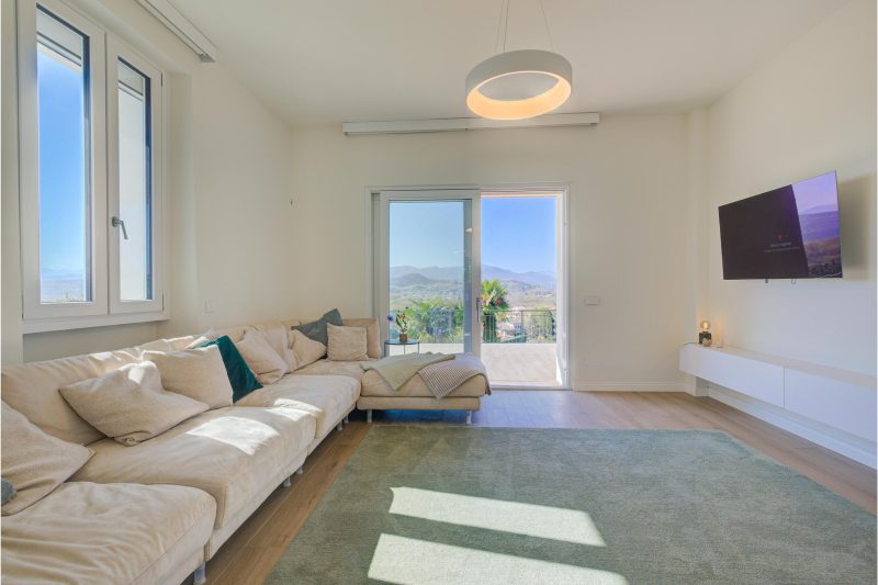 Villa La Rocca: Mountain and Lake Maggiore View