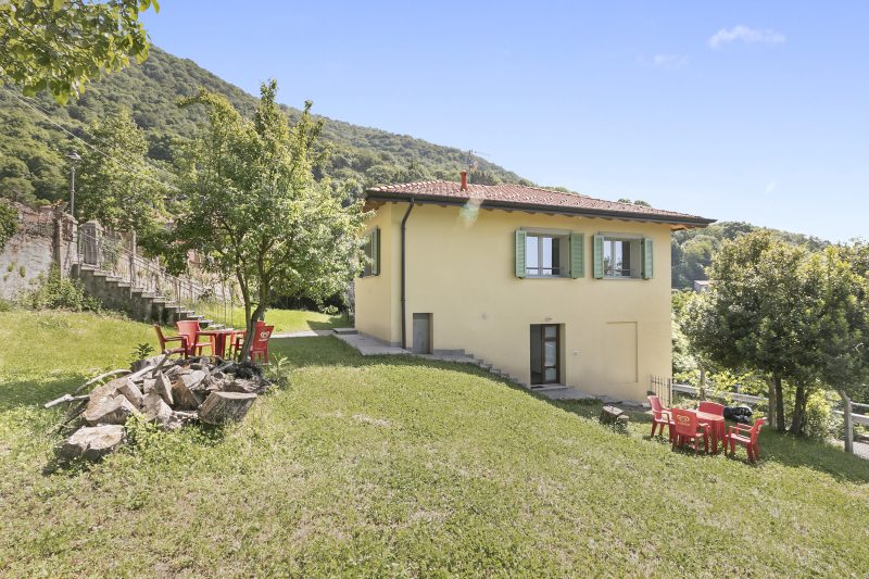 Residenza Quadrifoglio: Valley-view Villa with Private garden