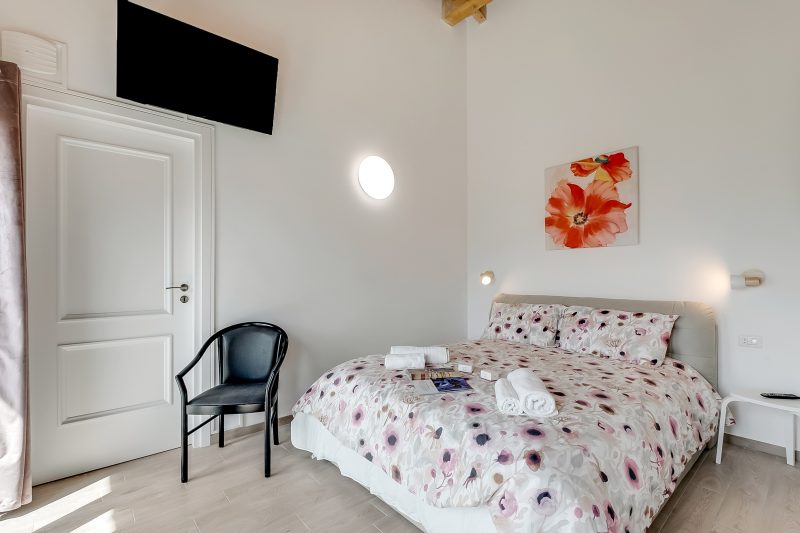 Residenza Quadrifoglio: Valley-view Villa with Private garden
