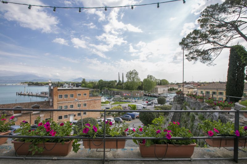 Peschiera few steps from the lake Garden, Terrace, & AC