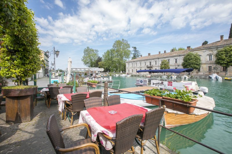 Peschiera few steps from the lake Garden, Terrace, & AC