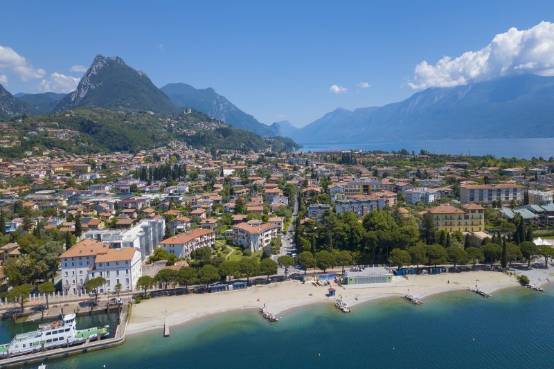 Villa Alberti Apt Bruna 900m from Garda lake w/ shared garden
